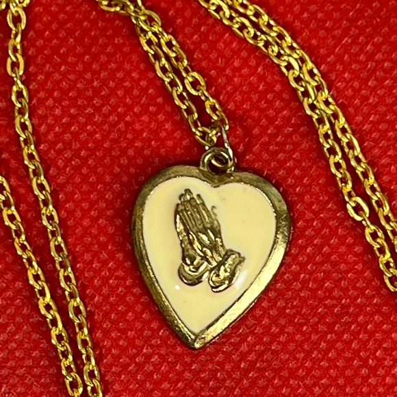 Jewelry Vintage Gold Tone Cream Enamel Praying Hands Heart Pendant